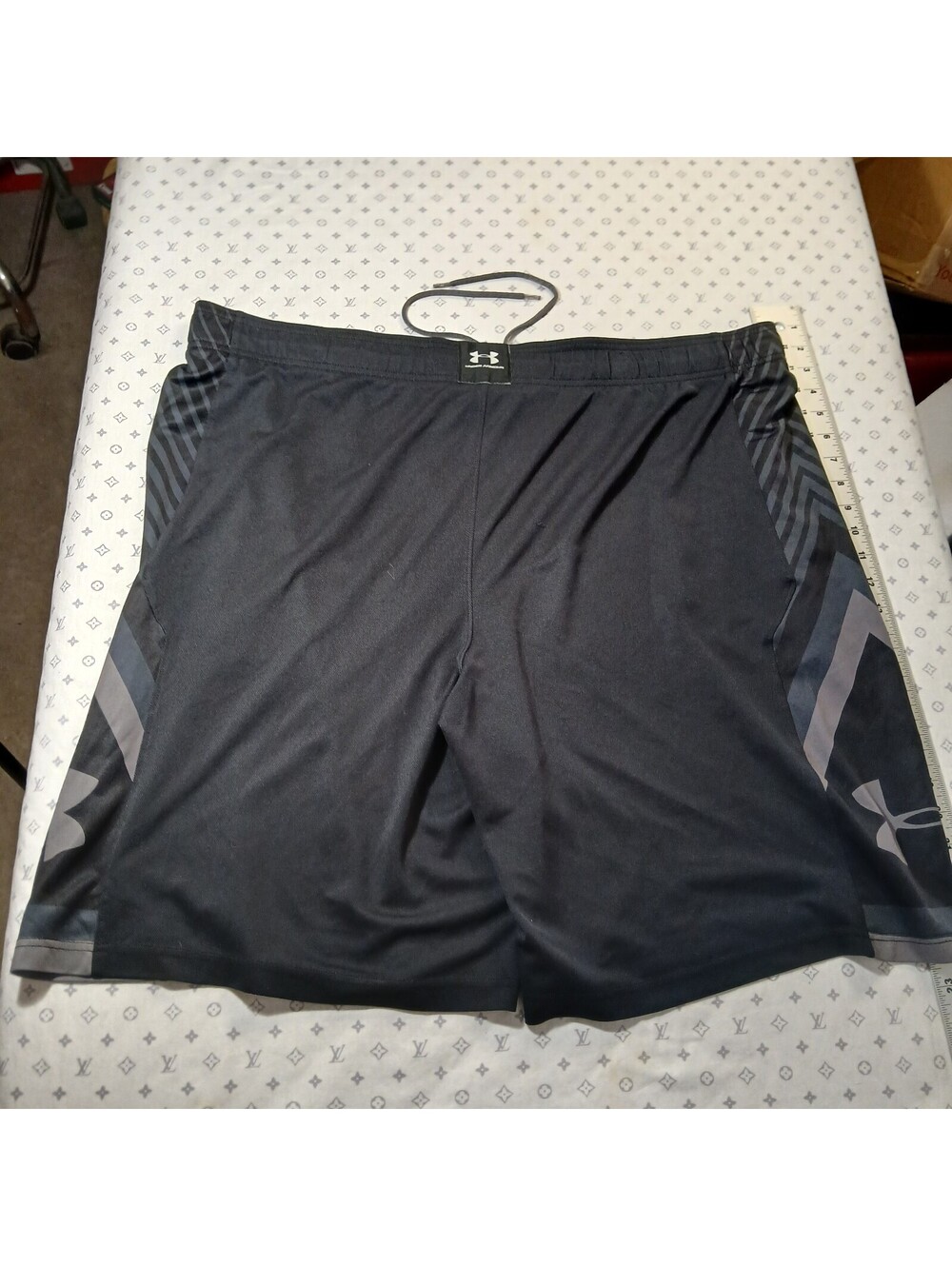 Under Armour Athletic Shorts Black Gray Graphic Panels Size 2XL Loose Fit